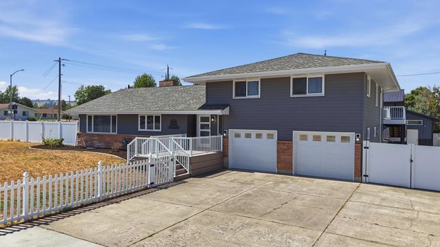 11 N Barker Rd, Greenacres, WA 99016