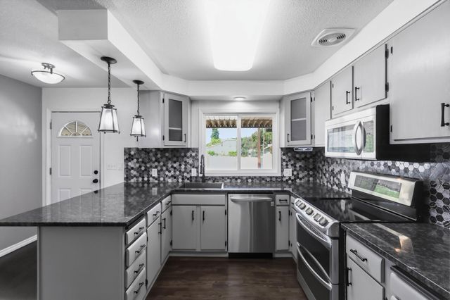 11 N Barker Rd, Greenacres, WA 99016