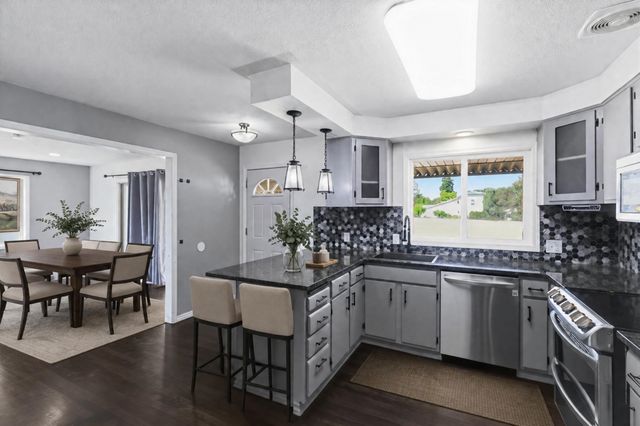 11 N Barker Rd, Greenacres, WA 99016