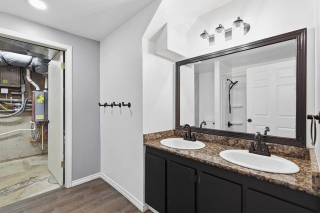 11 N Barker Rd, Greenacres, WA 99016