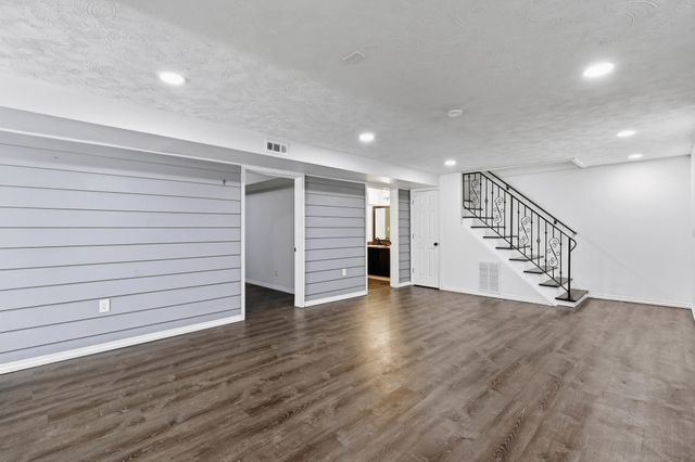 11 N Barker Rd, Greenacres, WA 99016
