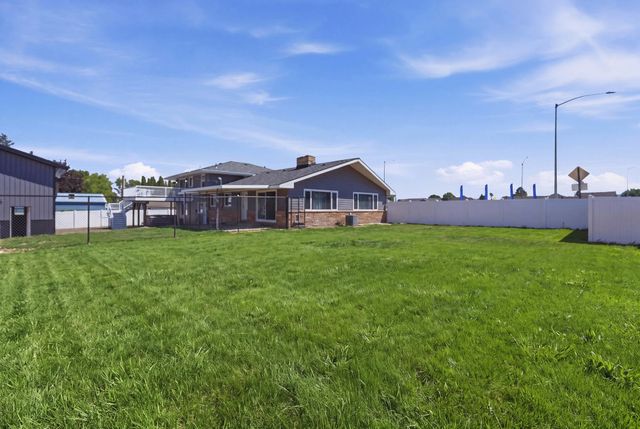 11 N Barker Rd, Greenacres, WA 99016