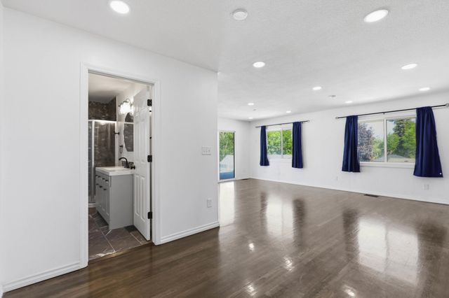 11 N Barker Rd, Greenacres, WA 99016