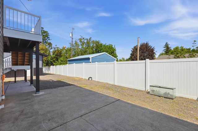11 N Barker Rd, Greenacres, WA 99016