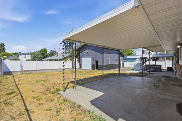 11 N Barker Rd, Greenacres, WA 99016