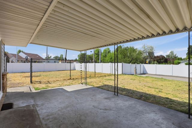 11 N Barker Rd, Greenacres, WA 99016