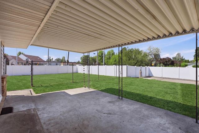 11 N Barker Rd, Greenacres, WA 99016