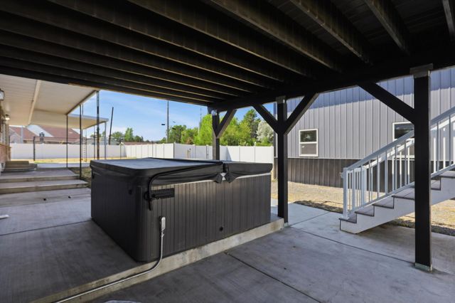 11 N Barker Rd, Greenacres, WA 99016