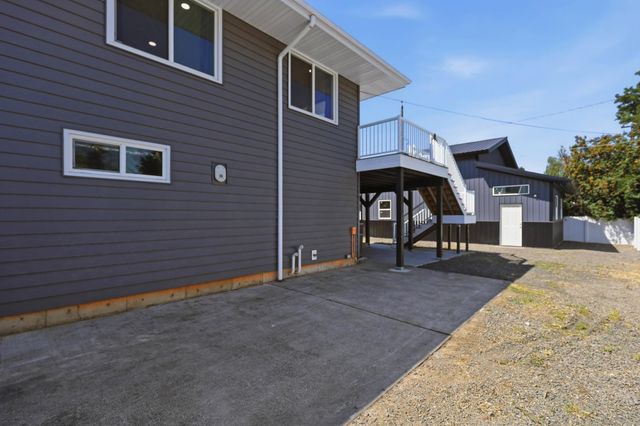 11 N Barker Rd, Greenacres, WA 99016