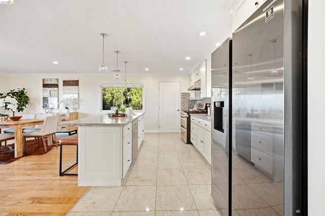 8745 Burr St, Oakland, CA 94605