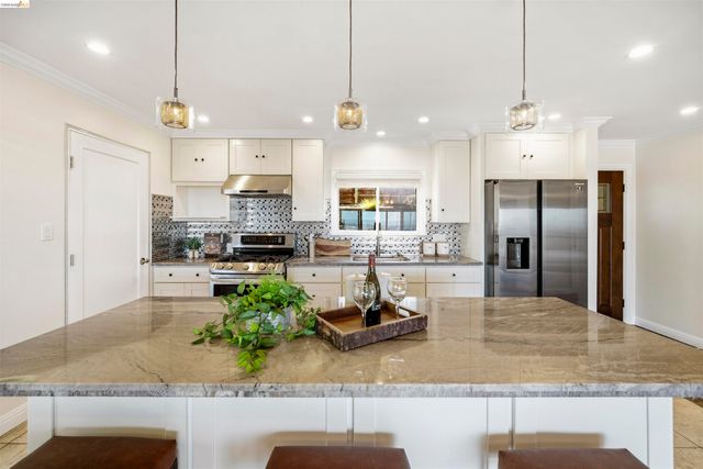 8745 Burr St, Oakland, CA 94605
