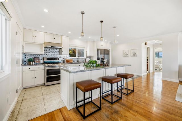 8745 Burr St, Oakland, CA 94605