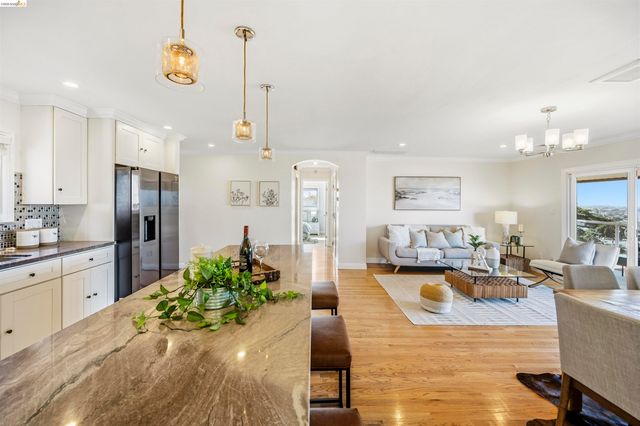 8745 Burr St, Oakland, CA 94605