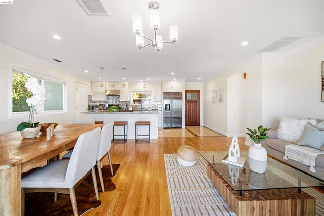 8745 Burr St, Oakland, CA 94605