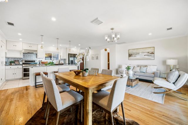 8745 Burr St, Oakland, CA 94605