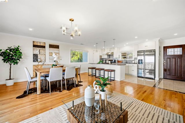 8745 Burr St, Oakland, CA 94605