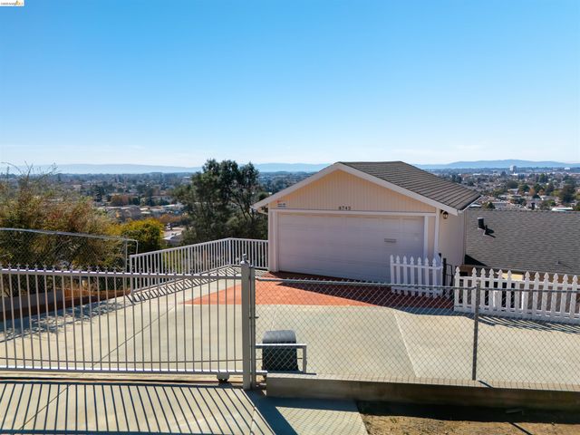 8745 Burr St, Oakland, CA 94605