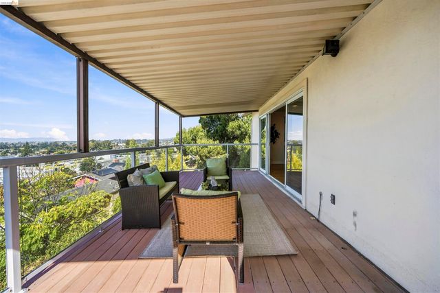 8745 Burr St, Oakland, CA 94605