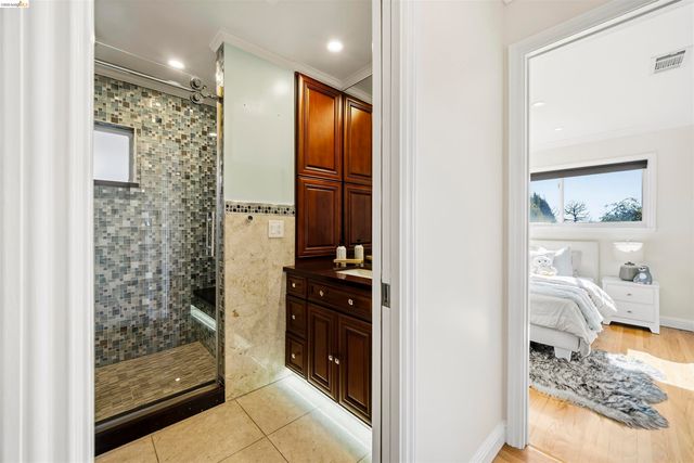 8745 Burr St, Oakland, CA 94605