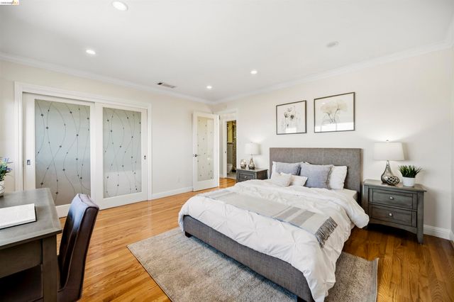 8745 Burr St, Oakland, CA 94605