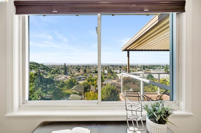 8745 Burr St, Oakland, CA 94605