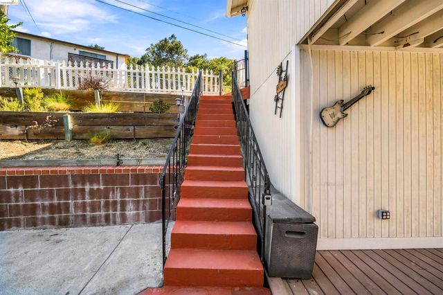 8745 Burr St, Oakland, CA 94605