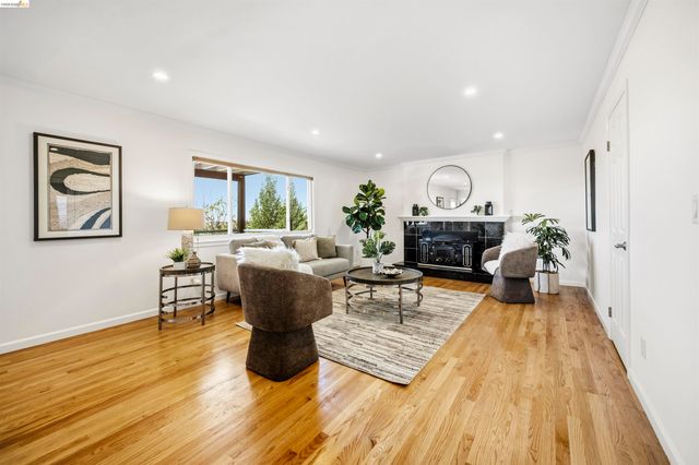8745 Burr St, Oakland, CA 94605