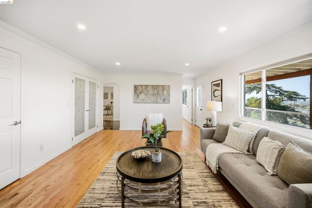 8745 Burr St, Oakland, CA 94605