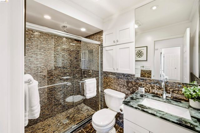 8745 Burr St, Oakland, CA 94605