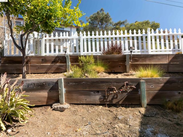 8745 Burr St, Oakland, CA 94605