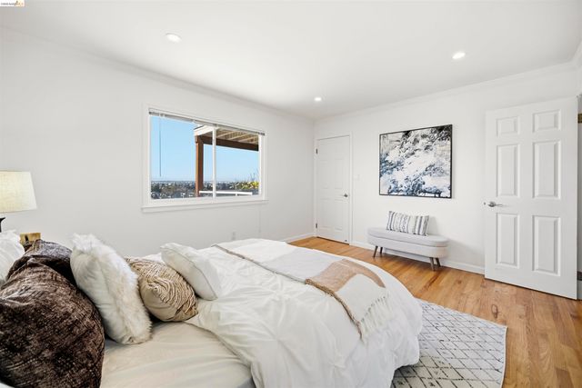 8745 Burr St, Oakland, CA 94605