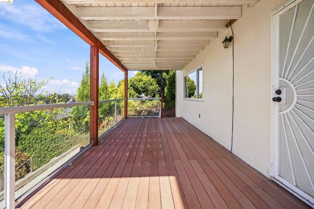 8745 Burr St, Oakland, CA 94605