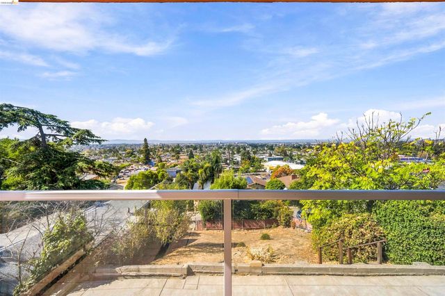 8745 Burr St, Oakland, CA 94605