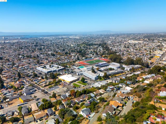 8745 Burr St, Oakland, CA 94605