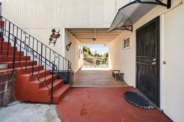 8745 Burr St, Oakland, CA 94605