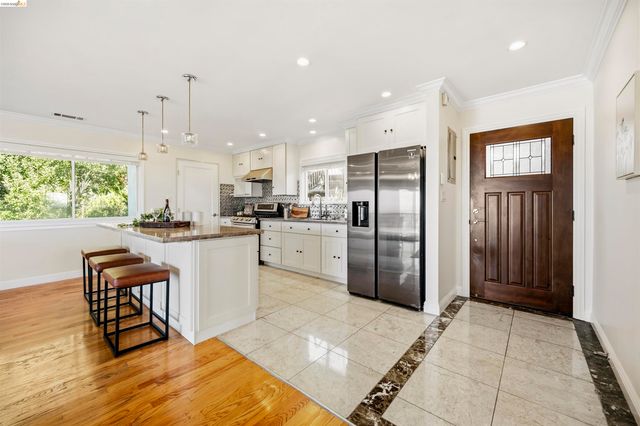 8745 Burr St, Oakland, CA 94605