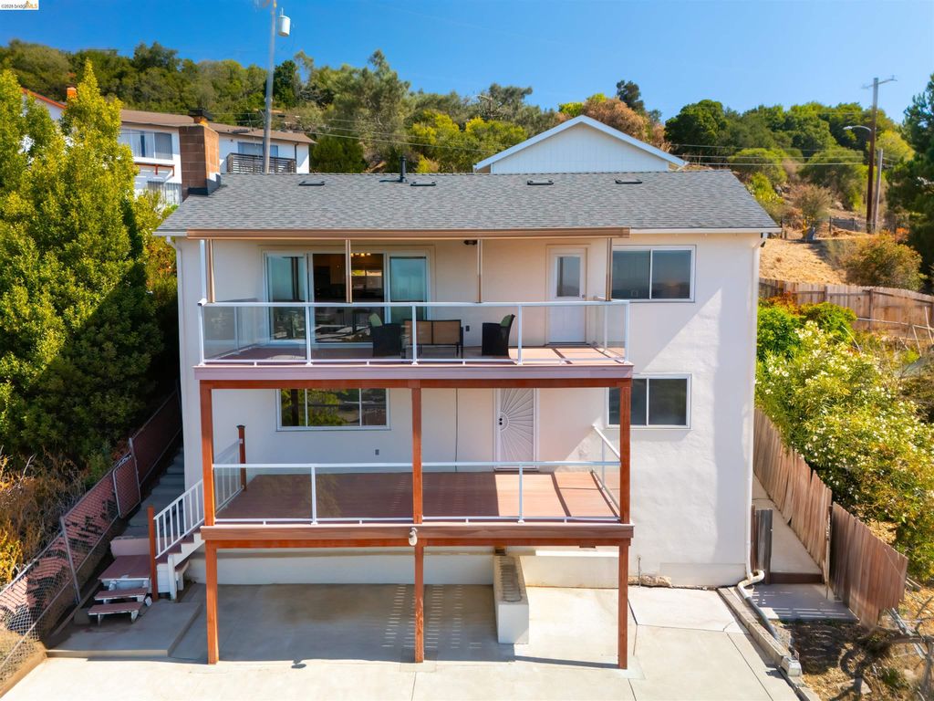 8745 Burr St, Oakland, CA 94605