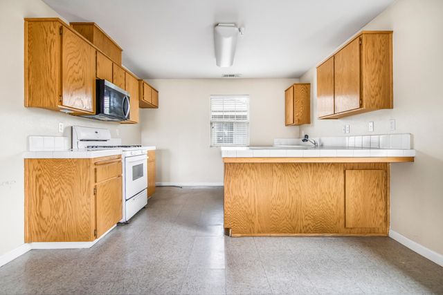 2241 W Lark Avenue, Visalia, CA 93291