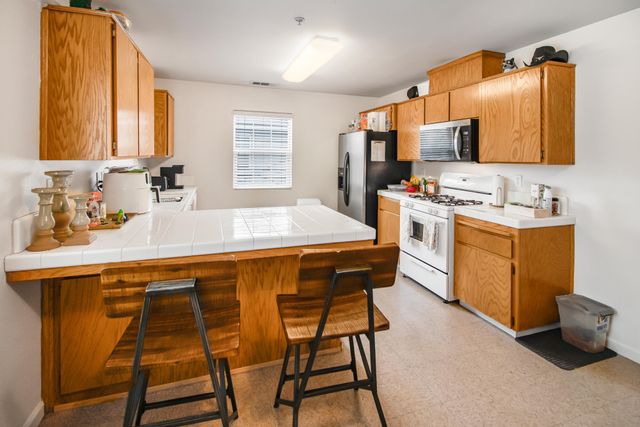 2241 W Lark Avenue, Visalia, CA 93291