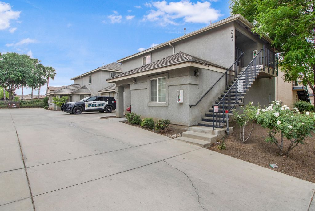 2241 W Lark Avenue, Visalia, CA 93291