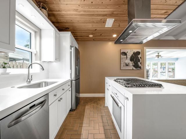 2436 Gulfstream Ln, Fort Lauderdale, FL 33312