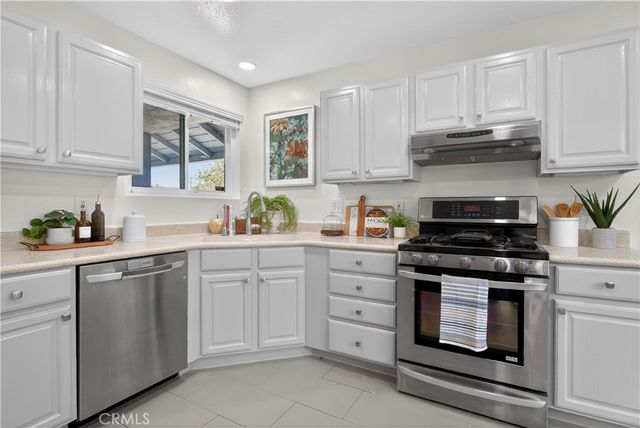 6692 Kiwi Cir, Cypress, CA 90630