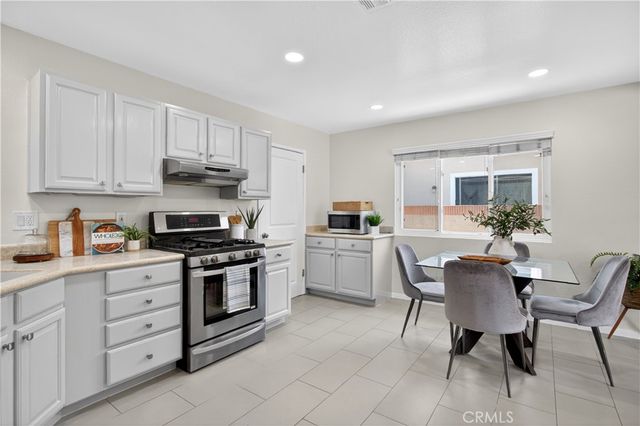 6692 Kiwi Cir, Cypress, CA 90630