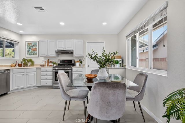 6692 Kiwi Cir, Cypress, CA 90630