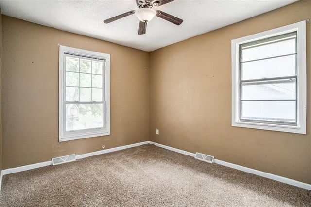 2500 SW Jackson Court, Blue Springs, MO 64015