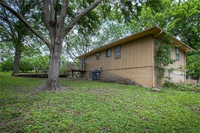 2500 SW Jackson Court, Blue Springs, MO 64015