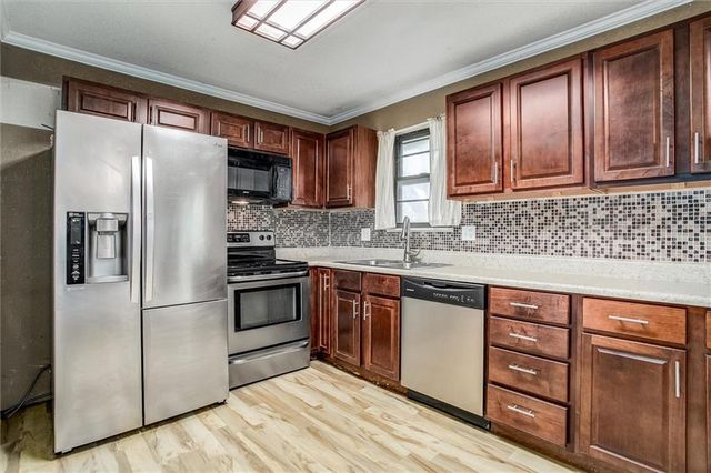 2500 SW Jackson Court, Blue Springs, MO 64015