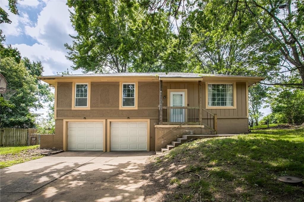 2500 SW Jackson Court, Blue Springs, MO 64015