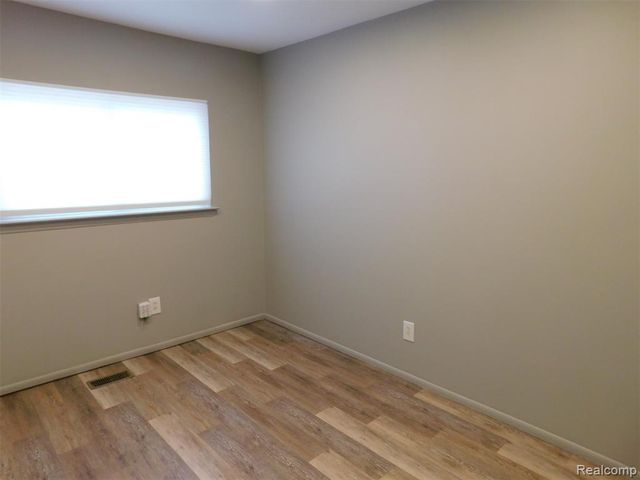 535 E Lewiston Avenue, Ferndale, MI 48220