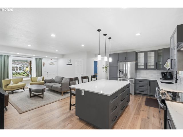 9275 Sw APACHE Dr, Tualatin, OR 97062